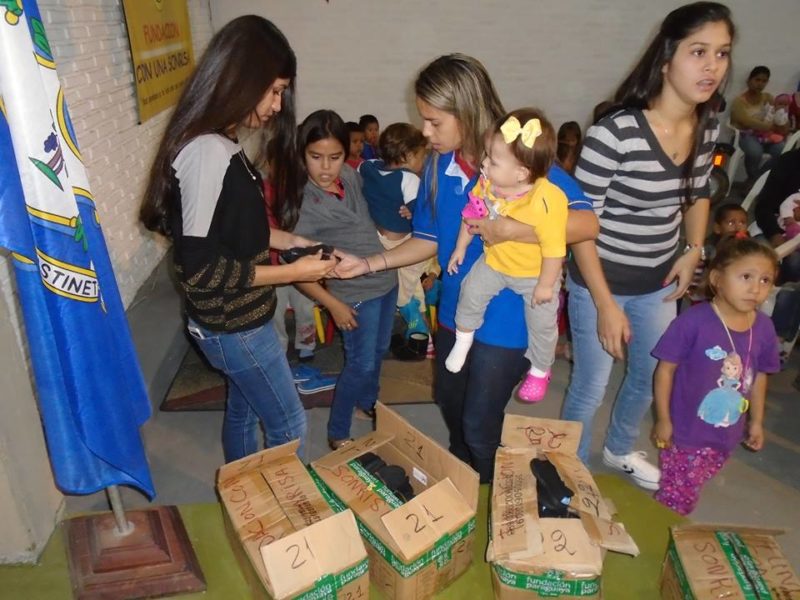 Se han distribuidos los zapatos TOMS desde los pequeñitos.