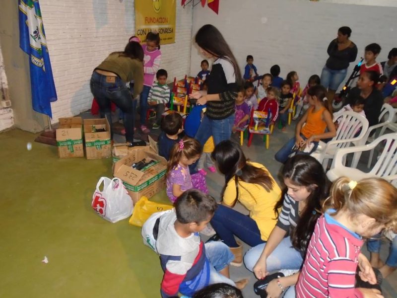 Los niños de 1 a 5 años esperando ser probados sus zapatos.