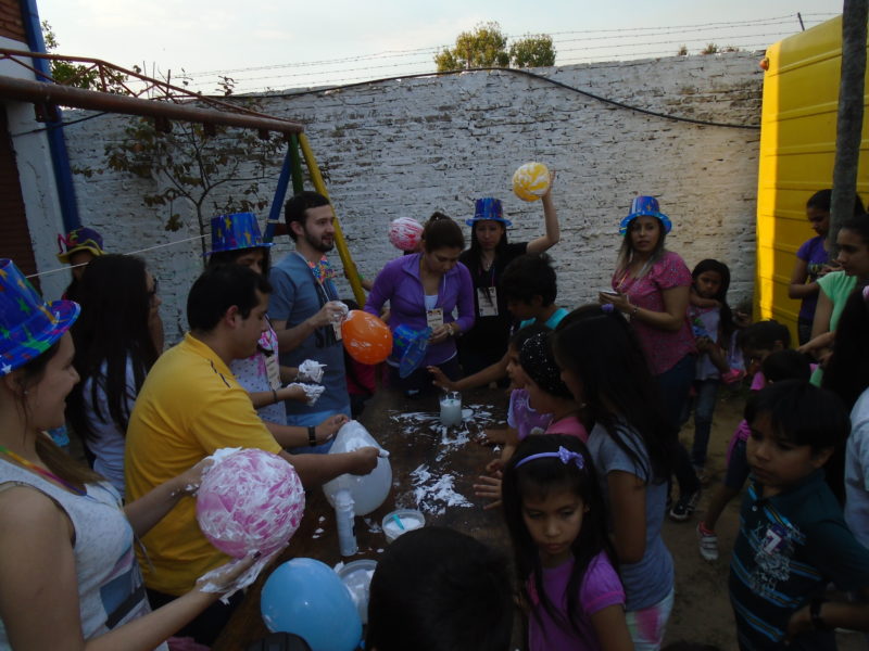 Los jóvenes Voluntarios de Amor Solidario barbeando el globo sin reventar.