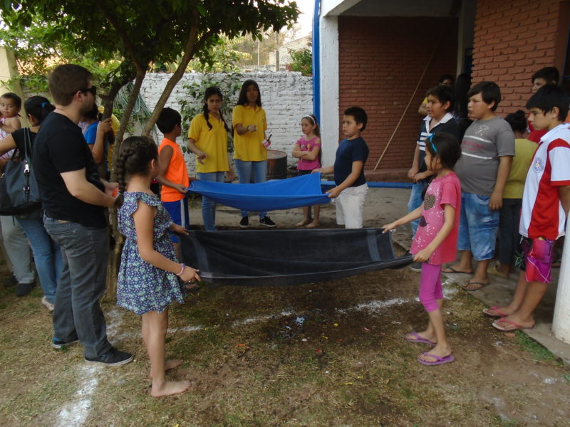 Pasame el globo con agua y no la rompas.