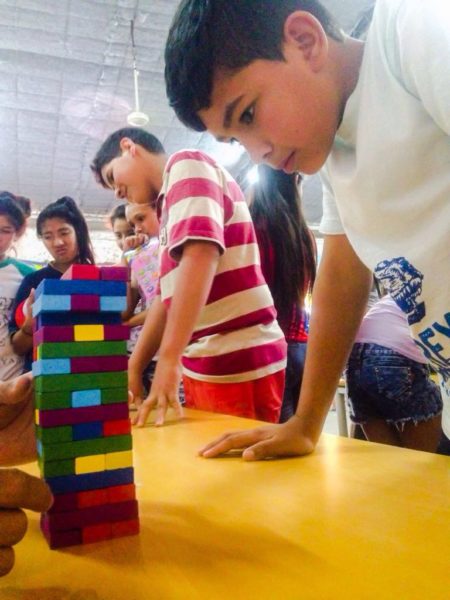 Niños concentrados en el tembleque