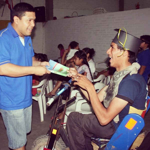 Jorgito feliz de haber recibido su certificado!